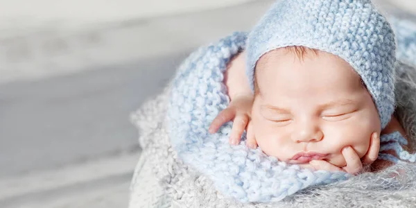 Zoete Pasgeboren Baby Slaapt Handgrepen Van Pasgeboren Jongen Gevouwen Een — Stockfoto