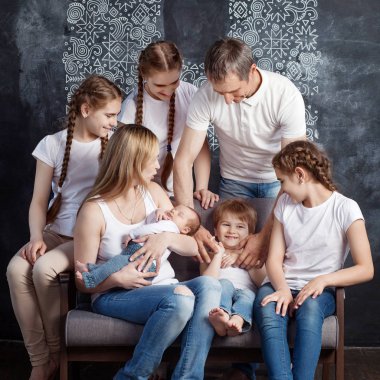 Büyük aile portresi. Beş çocuklu aileler plaing. Annem ve babam yeni doğmuş bebek, yürümeye başlayan çocuk ve gençler. Büyük mutlu bir aile kavramı