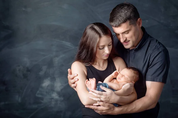 Mujer Hombre Sosteniendo Recién Nacido Mamá Papá Bebé Primer Plano —  Fotos de Stock