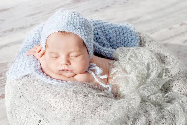 Sweet Newborn Baby Sleeps Newborn Boy Folded Handles Basket — Stock Photo, Image