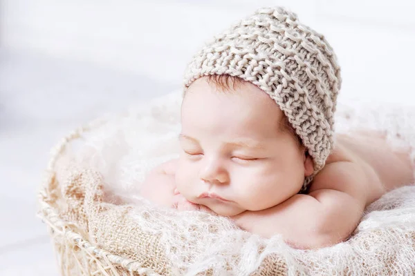 Sweet Newborn Baby Sleeps Toy Basket Newborn Boy Folded Handles — Stock Photo, Image