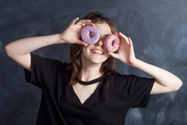 Πορτρέτο Της Χαρούμενη Κοπέλα Που Καλύπτει Μάτια Της Ντόνατς Μαύρο — Φωτογραφία Αρχείου