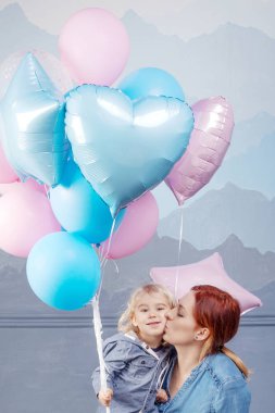 Anne ve oğlu balonlarla oynamayı. Mutlu aile kavramı. Çocuk Doğum günü