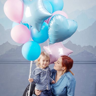 Anne ve oğlu balonlarla oynamayı. Mutlu aile kavramı. Çocuk Doğum günü