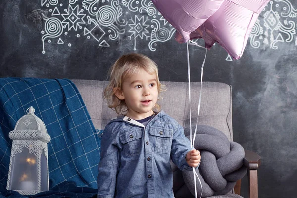 Schöner Junge Die Blondine Spielt Mit Luftballons — Stockfoto