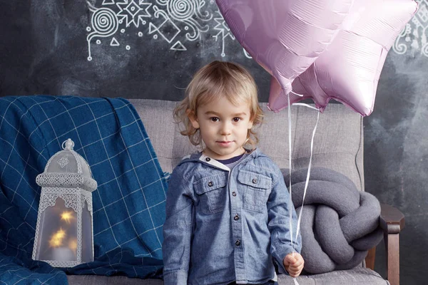 Schöner Junge Die Blondine Spielt Mit Luftballons — Stockfoto