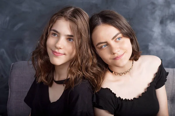 Πορτρέτο Των Δύο Φυσικών Χαμογελώντας Έφηβων Κοριτσιών Κοντινό Πλάνο Ζωής — Φωτογραφία Αρχείου
