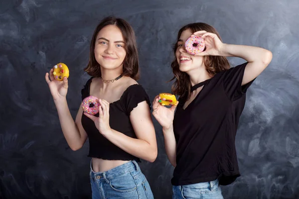 Ευτυχής Αρκετά Έφηβων Κοριτσιών Ντόνατς Διασκεδάζοντας Πορτρέτο Της Χαρούμενη Κορίτσια — Φωτογραφία Αρχείου