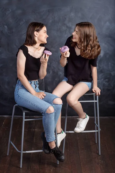 Αρκετά Ευχαριστημένος Έφηβες Ντόνατς Χωροθέτηση Στις Καρέκλες Και Διασκέδαση Πορτρέτο — Φωτογραφία Αρχείου