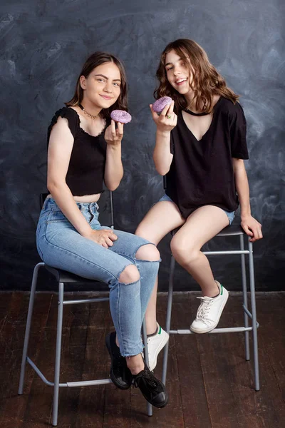 Αρκετά Ευχαριστημένος Έφηβες Ντόνατς Χωροθέτηση Στις Καρέκλες Και Διασκέδαση Πορτρέτο — Φωτογραφία Αρχείου