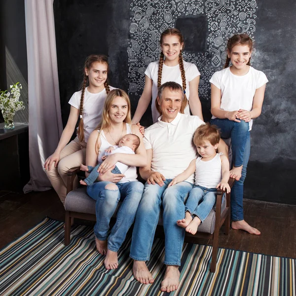 Grand Portrait Famille Parents Plaçant Avec Cinq Enfants Mère Père — Photo