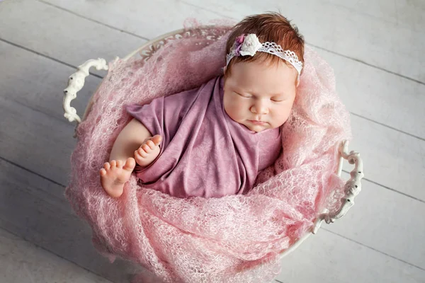 Süßes Neugeborenes Mädchen Schläft Korb — Stockfoto
