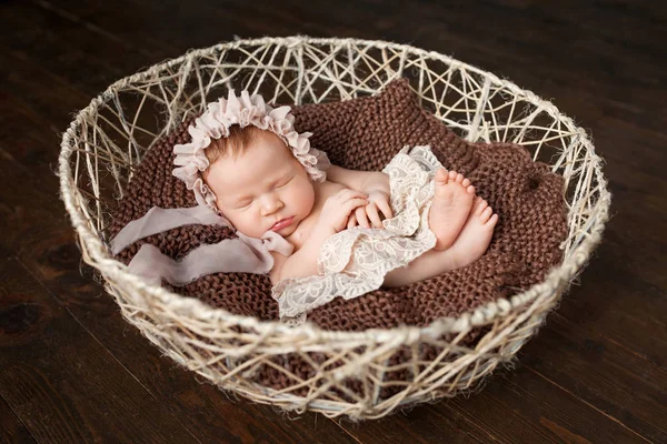 Süßes Neugeborenes Mädchen Schläft Korb Dunkelbrauner Hintergrund — Stockfoto