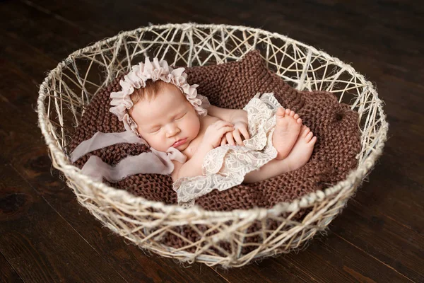 Doce Menina Recém Nascida Dorme Cesta Fundo Marrom Escuro — Fotografia de Stock