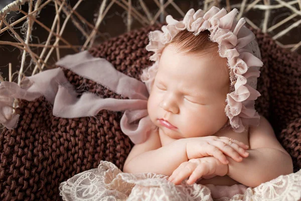 Süßes Neugeborenes Schlafend Neugeborenes Mädchen Wochen Alt Einem Korb Mit — Stockfoto
