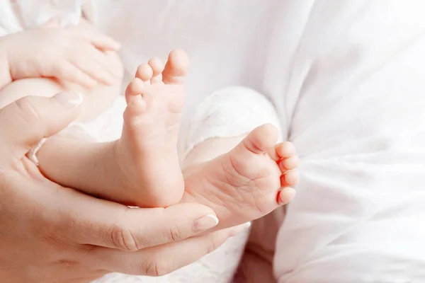 Voeten Van Baby Handen Van Moeder Tiny Pasgeboren Baby Voeten — Stockfoto