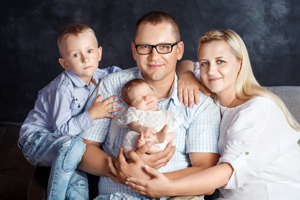 Lycklig Familj Porträtt Föräldrar Med Två Barn Mor Och Far — Stockfoto