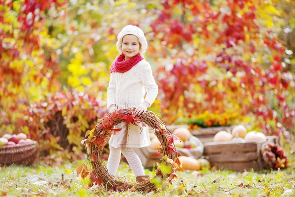 かわいい女の子の秋の肖像画 秋の公園で赤ぶどうの葉の花輪とかわいい女の子 — ストック写真