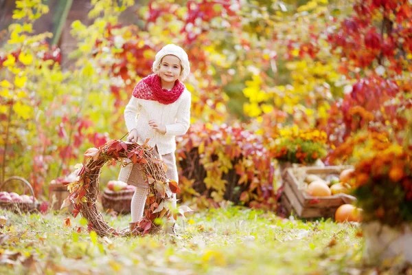 かわいい女の子の秋の肖像画 秋の公園で赤ぶどうの葉の花輪とかわいい女の子 — ストック写真