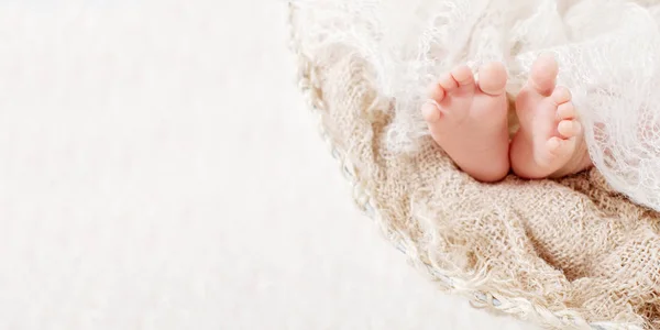 Новонароджені Дитячі Ноги Язаному Плащі Крупним Планом Копіспазмі — стокове фото
