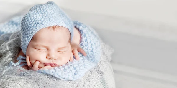 Zoete Pasgeboren Baby Slaapt Handgrepen Van Pasgeboren Jongen Gevouwen Een — Stockfoto