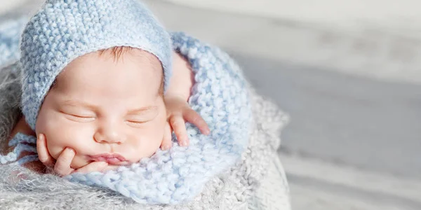 Sweet Newborn Baby Sleeps Newborn Boy Folded Handles Basket Close — Stock Photo, Image