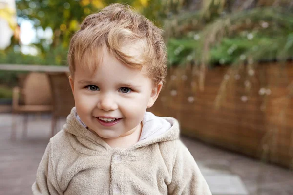 Πορτραίτο Του Χαριτωμένο Μικρό Αγόρι Παιδί Ευτυχισμένη Χαλαρη Βλέπουν Φωτογραφική — Φωτογραφία Αρχείου