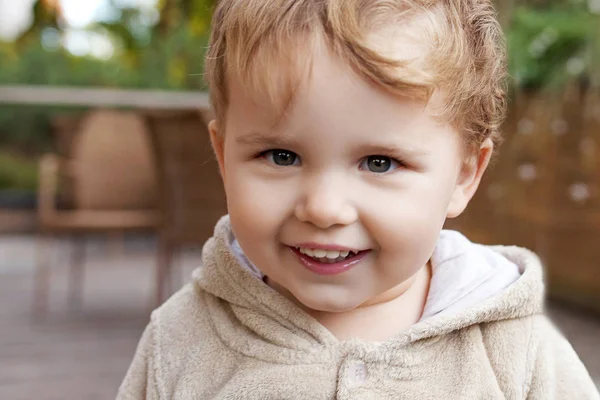 Portrét roztomilý chlapeček. Při pohledu na cam dítě šťastné venkonviho Hot Tub — Stock fotografie