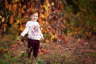 Küçük kız sonbahar duygusal portre. Sonbahar Park kırmızı üzüm yaprakları ile sevimli küçük kız. Çocuklar için sonbahar aktivitelere. Aile için Cadılar Bayramı ve Şükran zaman eğlenceli. Kopya alanı
