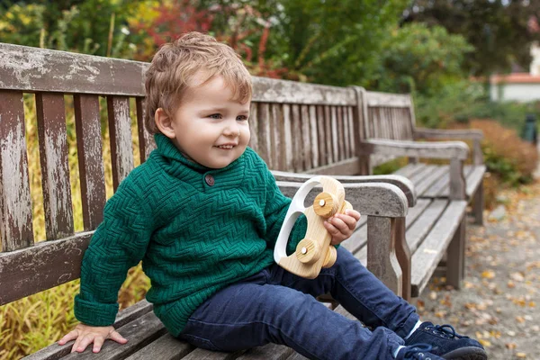 Glimlachend Jongetje Wandelen Het Park Mooie Kleine Jongen Spelen Met — Stockfoto