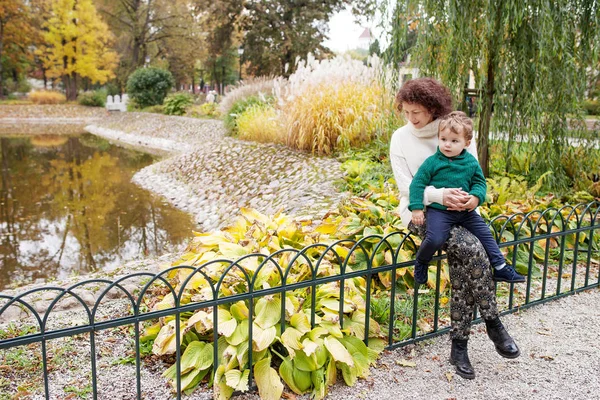 Glückliche Mutter Und Ihr Kleines Kind Nettes Kind Das Mit — Stockfoto