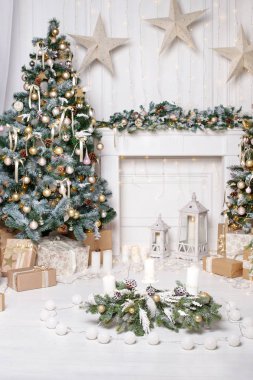 Noel dekoru. Noel ağacı süslemeleri ve yazlık evler. Yılbaşı arifesinde beyaz tonlu bir köknar ağacı