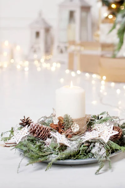 Velas Natal Ramos Abeto Nevado Sobre Fundo Madeira Branca Com — Fotografia de Stock