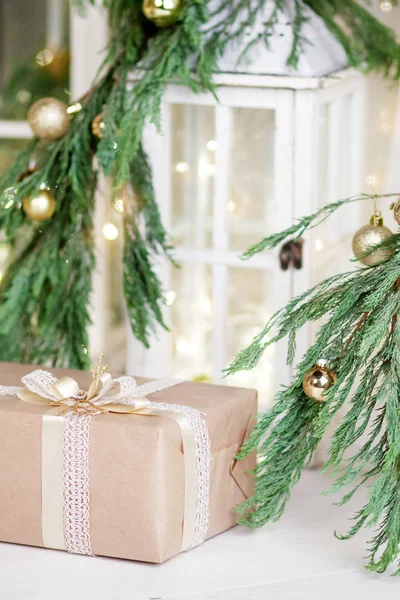 Christmas Box Lantaarn Witte Houten Achtergrond Met Verlichting New Year — Stockfoto