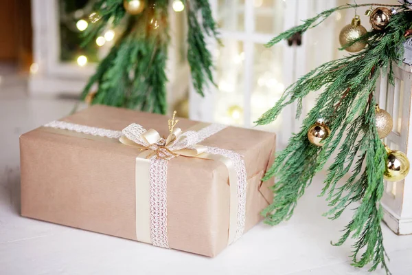 Christmas Box Witte Houten Achtergrond Met Verlichting New Year Decoratie — Stockfoto