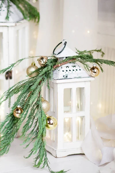 Vánoční Lucerna Bílé Dřevěné Pozadí Světly Nový Rok Dekorace Větvemi — Stock fotografie