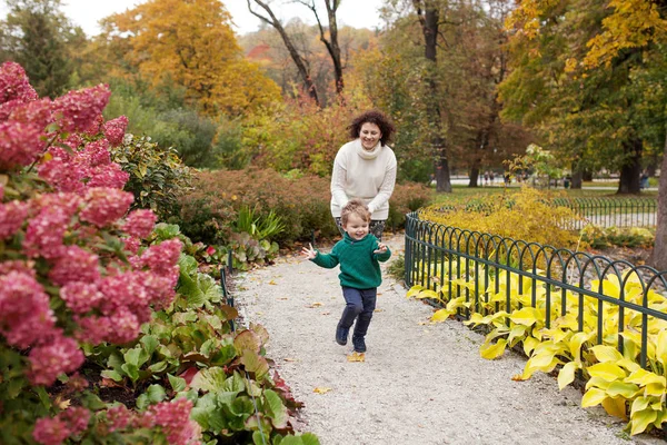 Glückliche Mutter Und Ihr Kleines Kind Beim Spazierengehen Park Lachende — Stockfoto