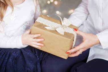 Hediye kutusu holding çocuğun eller. Noel, yıl, Doğum günü kavramı yontmak. Bokeh ve güneş ışığı ile şenlikli arka plan. Sihirli peri masalı