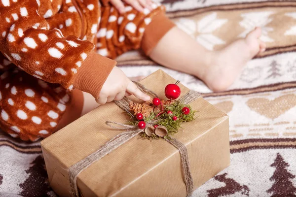 Kind Handen Met Geschenkdoos Kopieer Ruimte Kerstmis Jaar Verjaardag Concept — Stockfoto