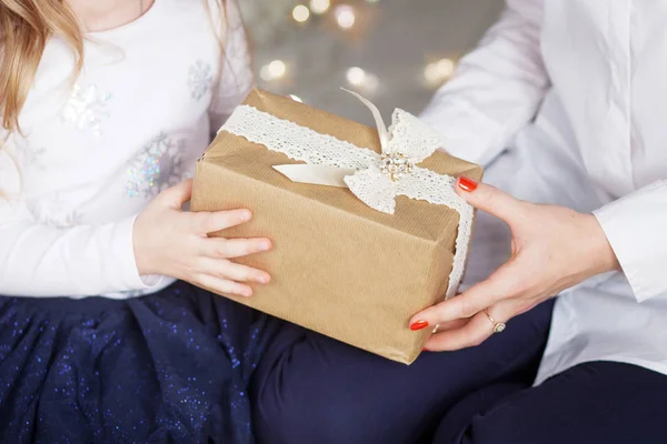Przytrzymanie Pudełko Ręce Dziecka Boże Narodzenie Ciąć Rok Koncepcja Urodziny — Zdjęcie stockowe