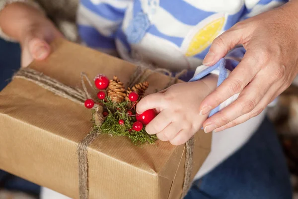 Handen Van Ouder Kind Die Een Kerstgeschenkdoos Vasthouden Gelukkig Nieuwjaar — Stockfoto