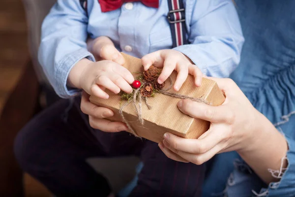 Ruce Rodičů Dítěte Držící Vánoční Dárkovou Krabici Šťastný Nový Rok — Stock fotografie