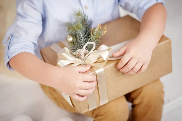Kind Handen Met Geschenkdoos Kopieer Ruimte Kerstmis Jaar Verjaardag Concept — Stockfoto
