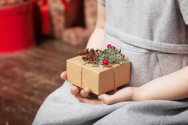 Kind Handen Met Geschenkdoos Kerstmis Hew Jaar Verjaardag Concept Feestelijke — Stockfoto