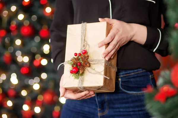 Vrouwelijke Handen Met Geschenkdoos Kerstmis Hew Jaar Verjaardag Concept Feestelijke — Stockfoto