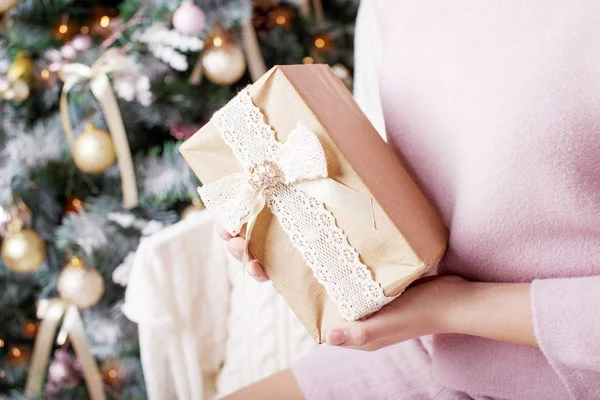 Kind Handen Met Geschenkdoos Kerstmis Hew Jaar Verjaardag Concept Feestelijke — Stockfoto