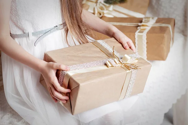 Girl Handen Met Geschenkdoos Kopieer Ruimte Kerstmis Jaar Verjaardag Concept — Stockfoto