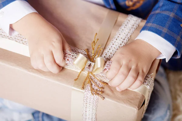 Kind Handen Met Geschenkdoos Kopieer Ruimte Kerstmis Jaar Verjaardag Concept — Stockfoto
