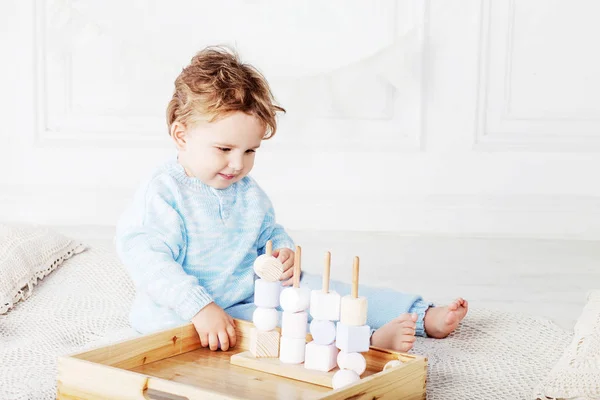 Dítě Chlapec Hraje Svém Pokoji Dřevěnou Hračku Řazení Usmívající Roztomilý — Stock fotografie