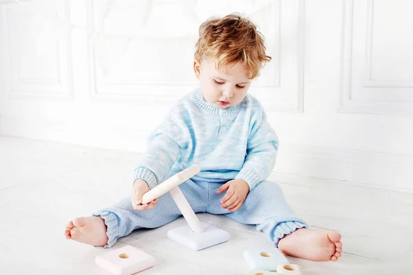 Kind Jongen Spelen Zijn Kamer Met Een Houten Speelgoed Piramide — Stockfoto